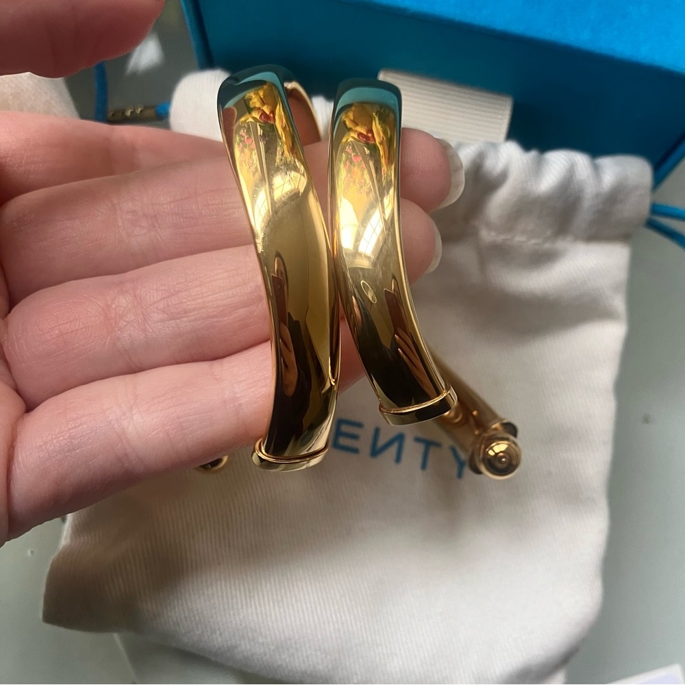 Rare Fenty Luxury Fashion Jewelry, Gold Tone Twist Hoops and Bracelet Set - Picture 4 of 10